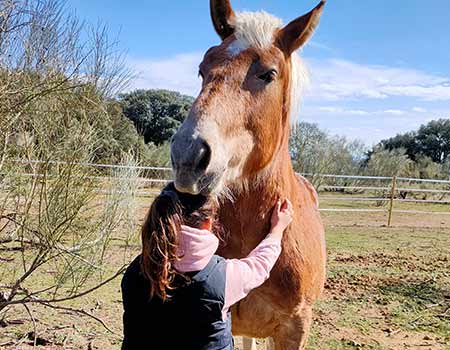 Foto de Blus con una niña rascándola